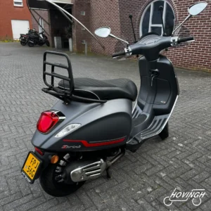 Vespa Sprint 2023 2023 mat grijs schuine achterkant rechts