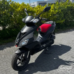 Aprilia SR Factory 2008 zwart — voorkant geel kenteken te koop bij Hovingh Scooters Groningen