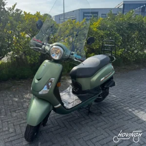 Mat Olive 2022 green — voorkant geel kenteken te koop bij Hovingh Scooters Groningen