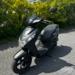 Peugeot Kisbee 2019 mat zwart — voorkant geel kenteken te koop bij Hovingh Scooters Groningen