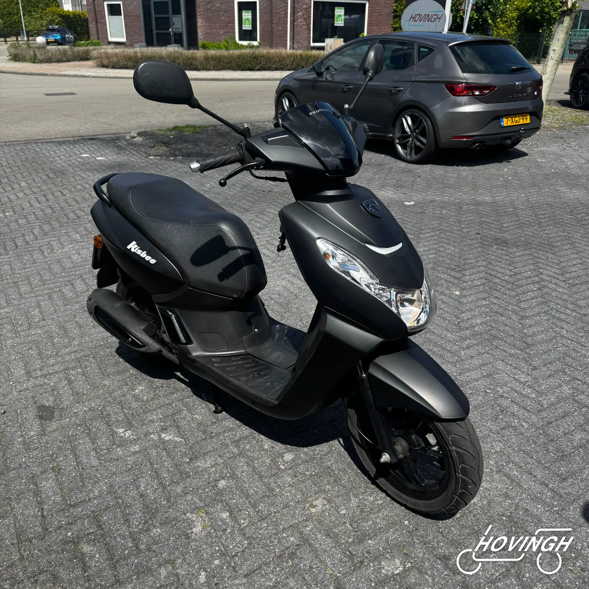 Peugeot Kisbee 2019 mat zwart schuine voorkant rechts geel kenteken