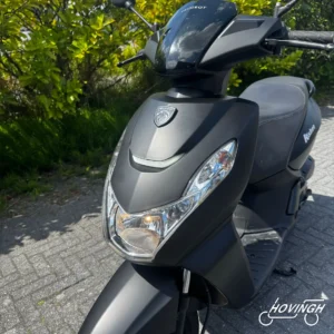 Peugeot Kisbee 2019 mat zwart voorkant aanzicht geel kenteken