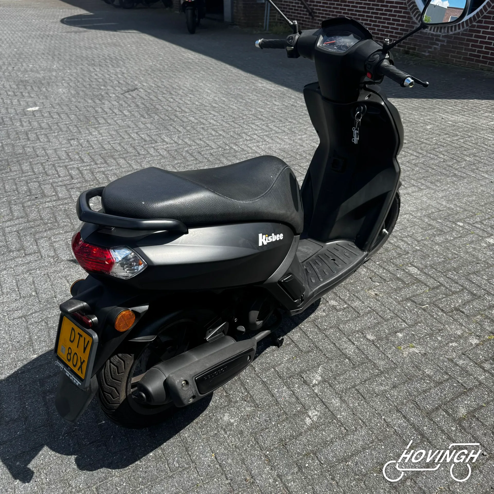 Peugeot Kisbee 2019 mat zwart schuine voorkant rechts geel kenteken