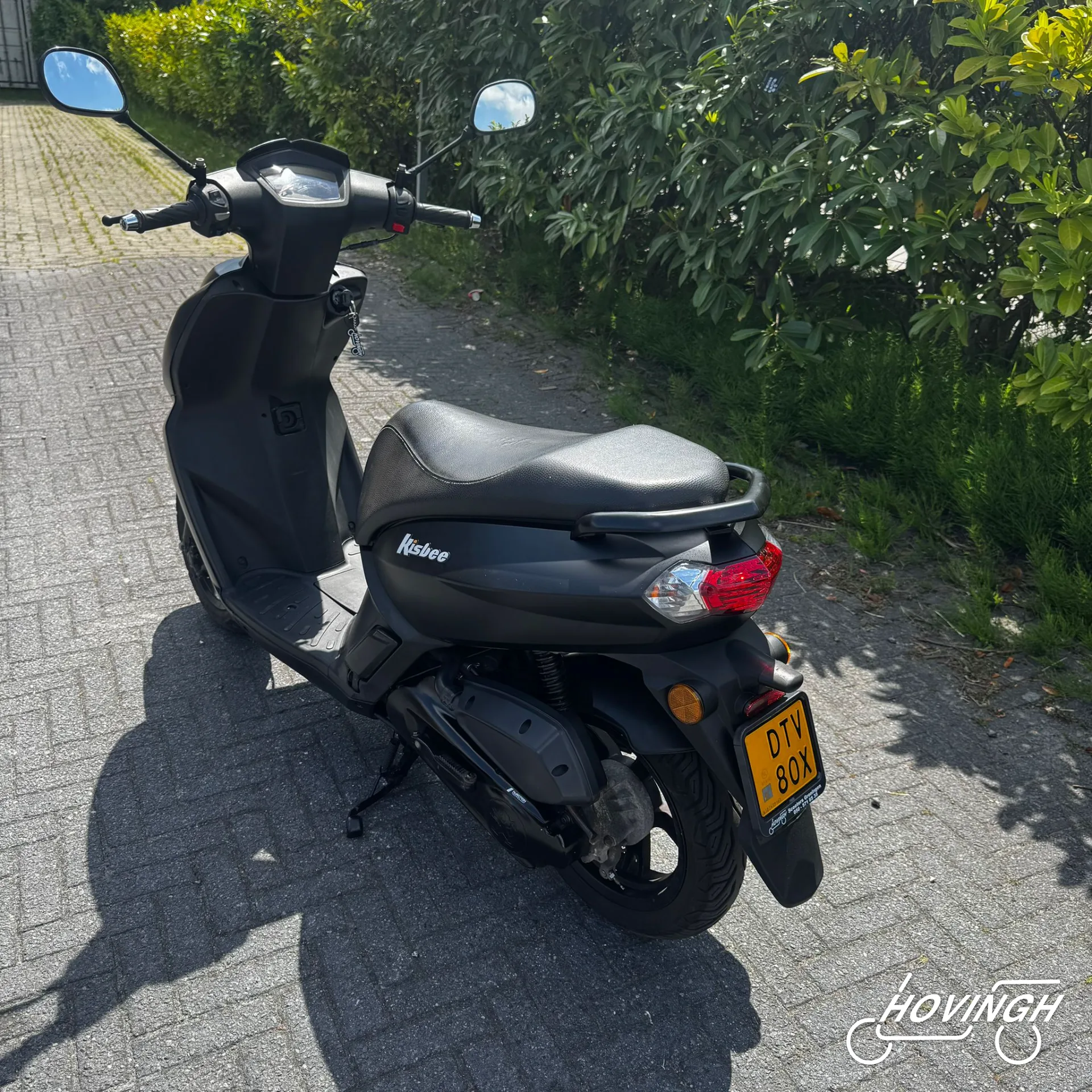 Peugeot Kisbee 2019 mat zwart schuine achterkant links
