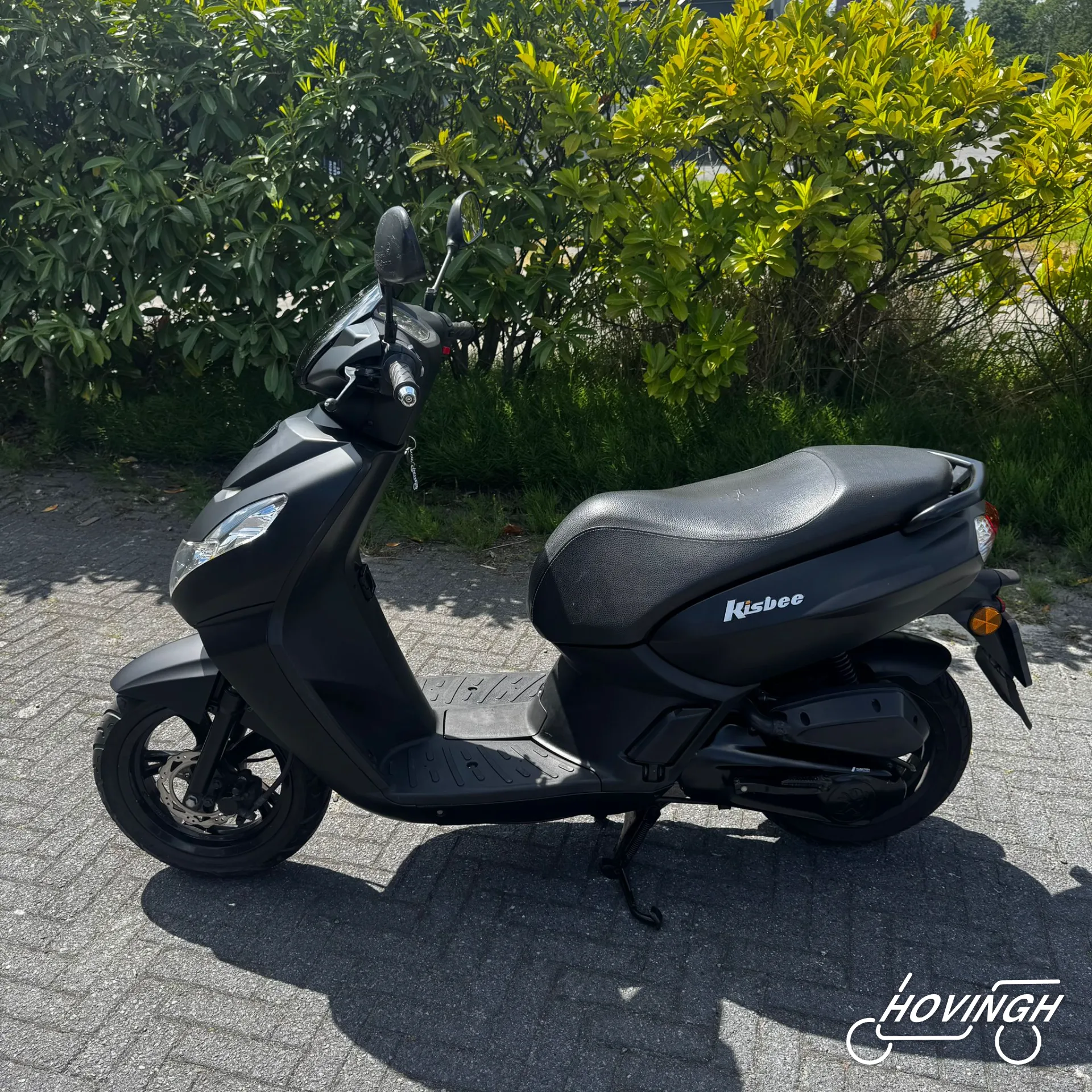 Peugeot Kisbee 2019 mat zwart linkerzijkant