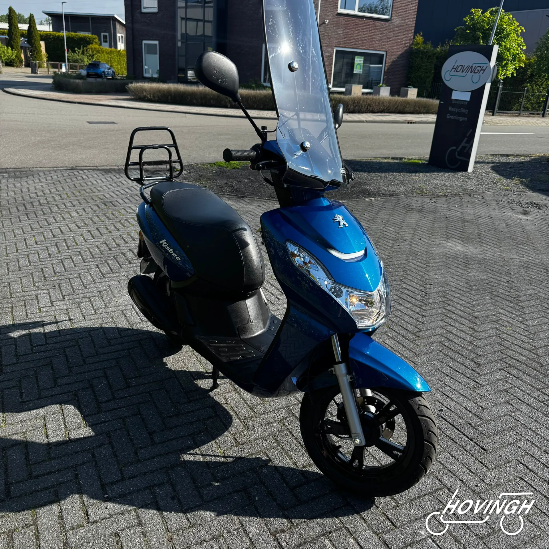 Peugeot Kisbee 2019 blauw schuine voorkant rechts geel kenteken