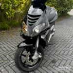 Piaggio NRG 2T 2005 zwart — voorkant geel kenteken te koop bij Hovingh Scooters Groningen