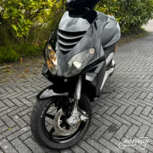 Piaggio NRG 2T 2005 zwart — voorkant geel kenteken te koop bij Hovingh Scooters Groningen