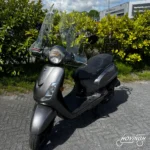 Sym Fiddle2 2014 Titanium grey — voorkant geel kenteken te koop bij Hovingh Scooters Groningen
