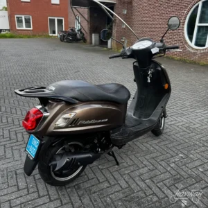 Sym Fiddle2 2017 blauw schuine voorkant rechts blauw kenteken
