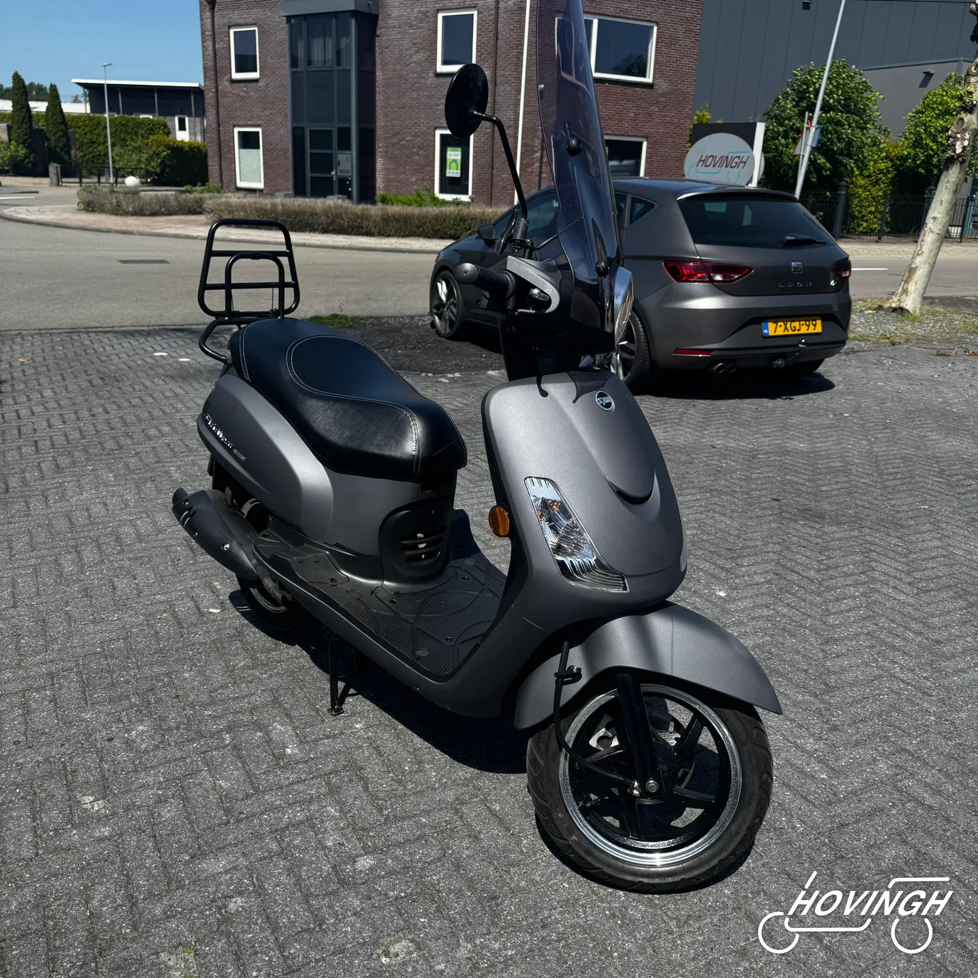 Sym Fiddle2 2020 mat grijs schuine voorkant rechts geel kenteken