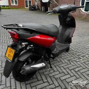 Sym Orbit 2 2020 Rood schuine achterkant rechts