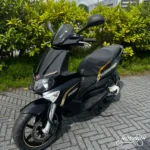 Gilera runner 50 RST BLACK SOUL 2015 zwart — voorkant geel kenteken te koop bij Hovingh Scooters Groningen
