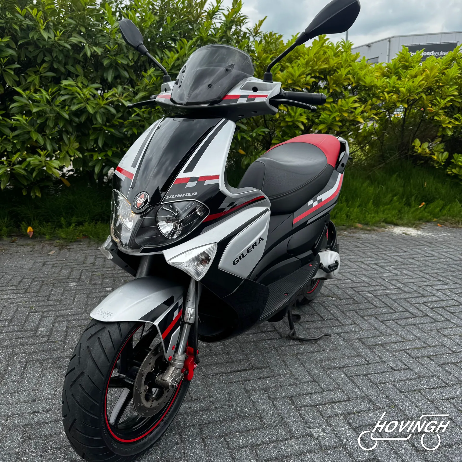 Gilera Runner SP50 RST 2008 zwart/wit met rode accenten — voorkant geel kenteken te koop bij Hovingh Scooters Groningen