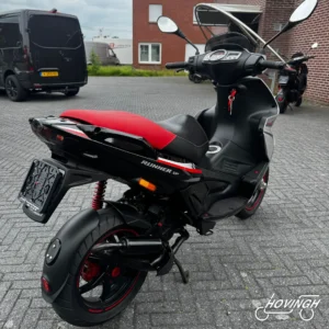 Gilera Runner SP50 RST 2008 zwart/wit met rode accenten schuine achterkant rechts