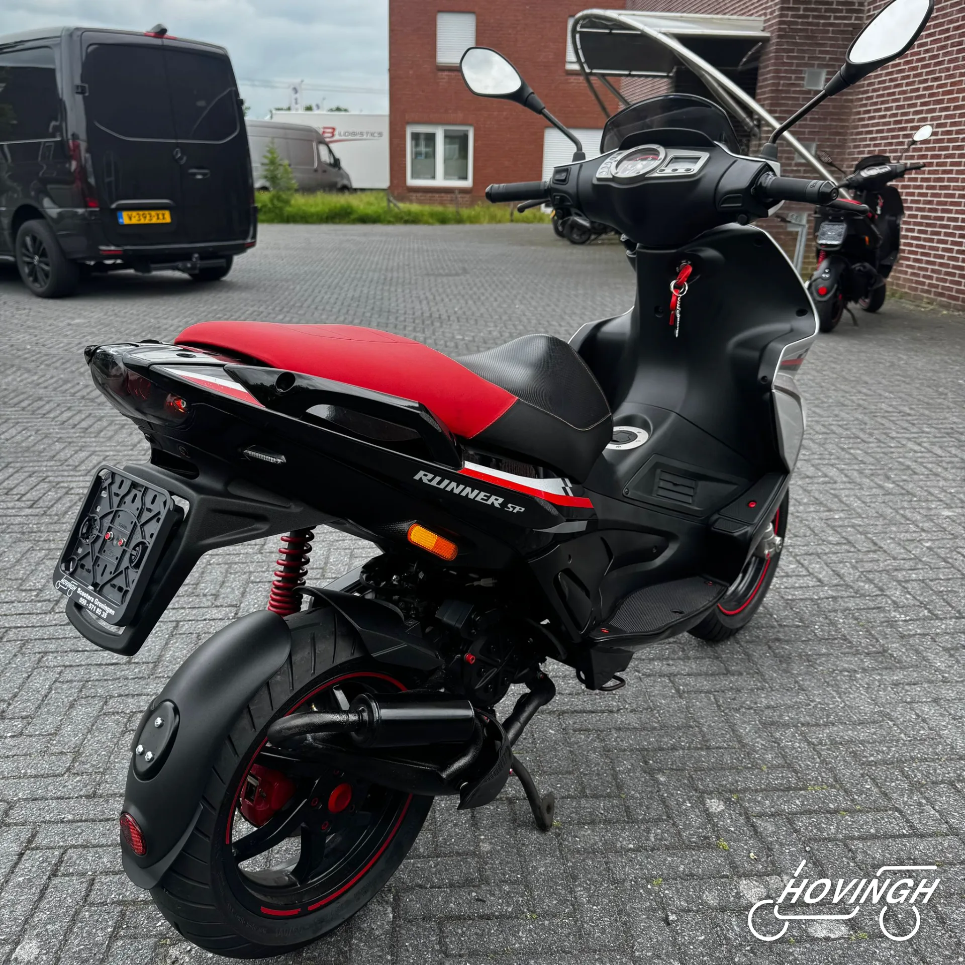 Gilera Runner SP50 RST 2008 zwart/wit met rode accenten schuine achterkant rechts