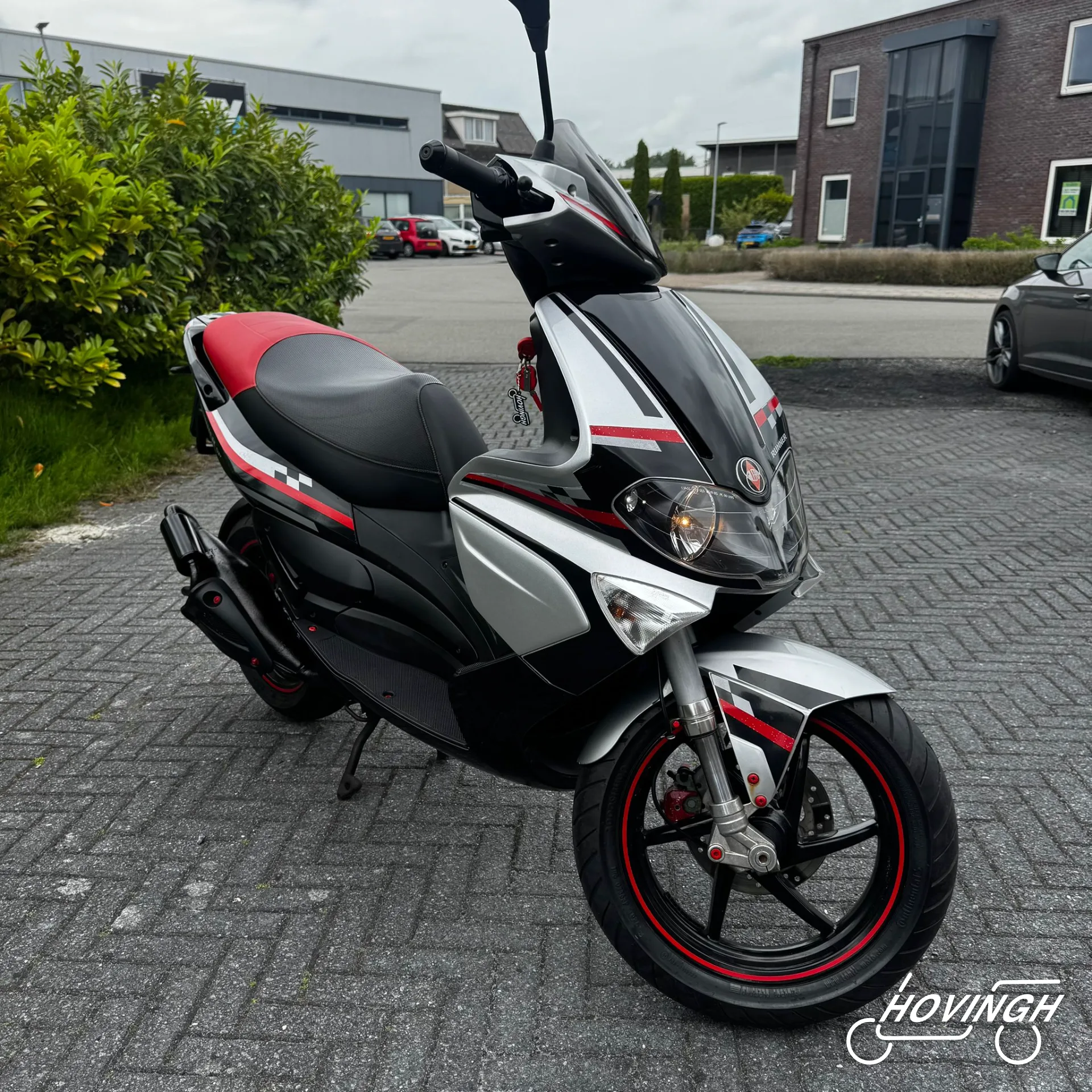 Gilera Runner SP50 RST 2008 zwart/wit met rode accenten schuine voorkant rechts geel kenteken