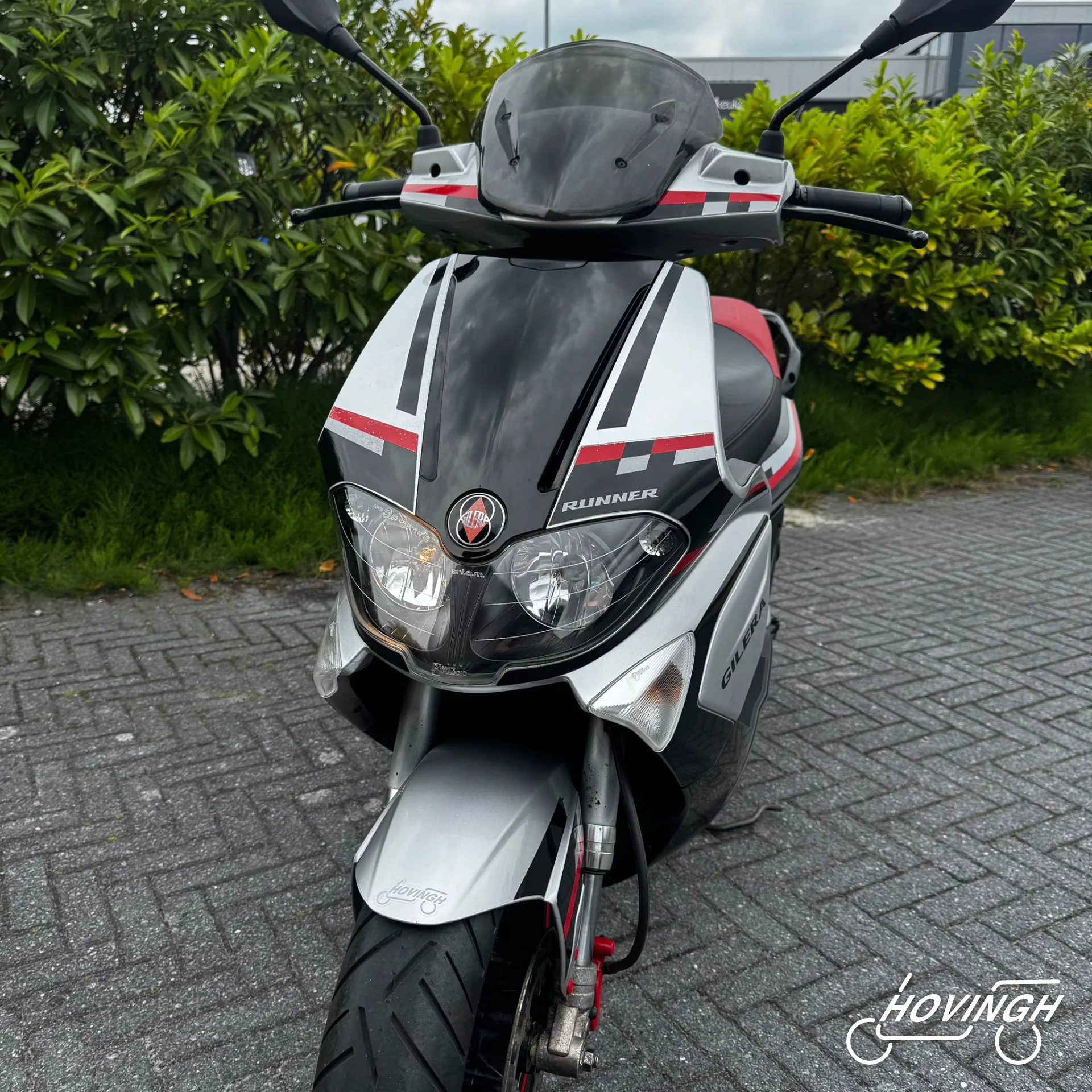 Gilera Runner SP50 RST 2008 zwart/wit met rode accenten voorkant aanzicht geel kenteken