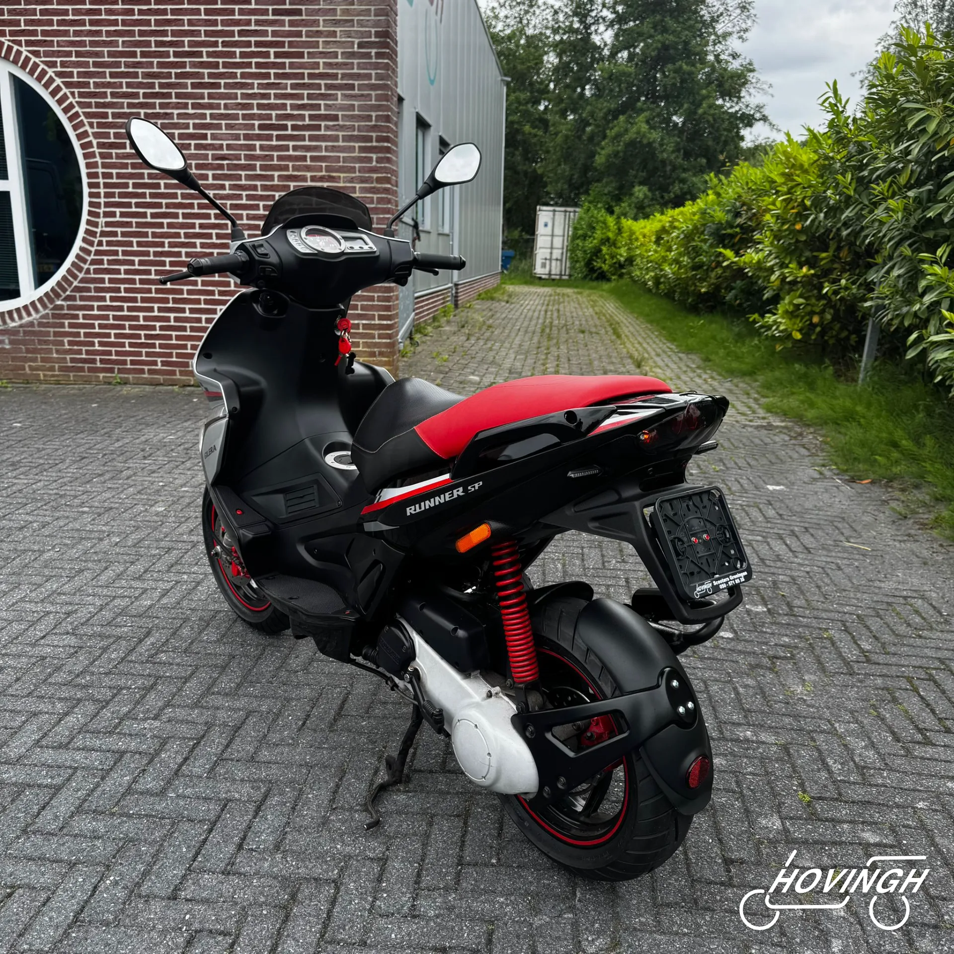 Gilera Runner SP50 RST 2008 zwart/wit met rode accenten schuine achterkant links