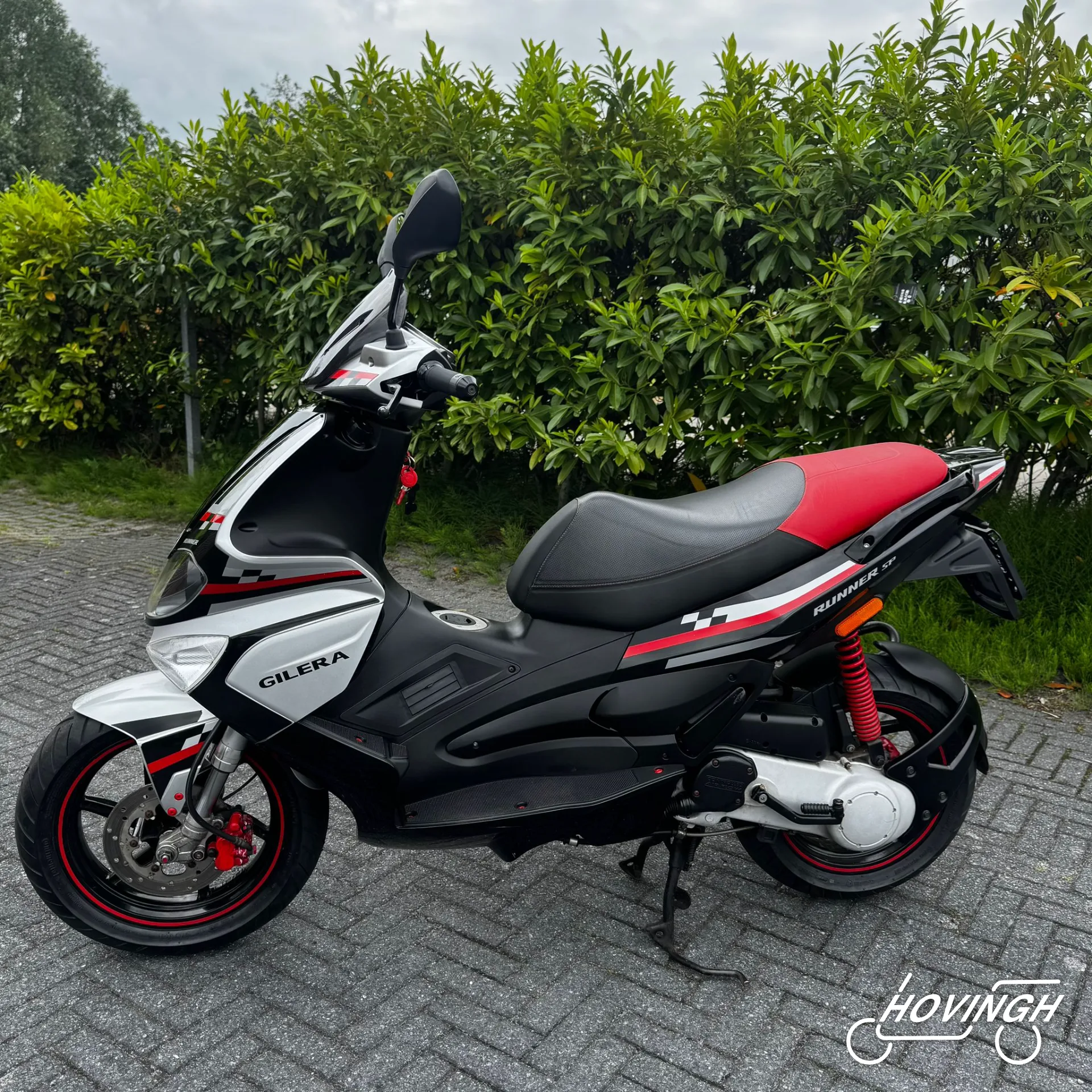 Gilera Runner SP50 RST 2008 zwart/wit met rode accenten rechterzijkant