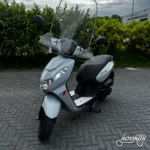 Peugeot Kisbee 2021 Nardo Grey — voorkant geel kenteken te koop bij Hovingh Scooters Groningen