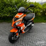 Piaggio NRG POWER 2013 oranje met witte en zwarte accenten — voorkant geel kenteken te koop bij Hovingh Scooters Groningen
