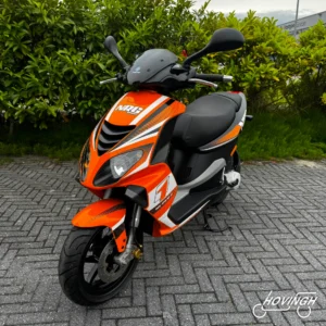 Piaggio NRG POWER 2013 oranje met witte en zwarte accenten — voorkant geel kenteken te koop bij Hovingh Scooters Groningen