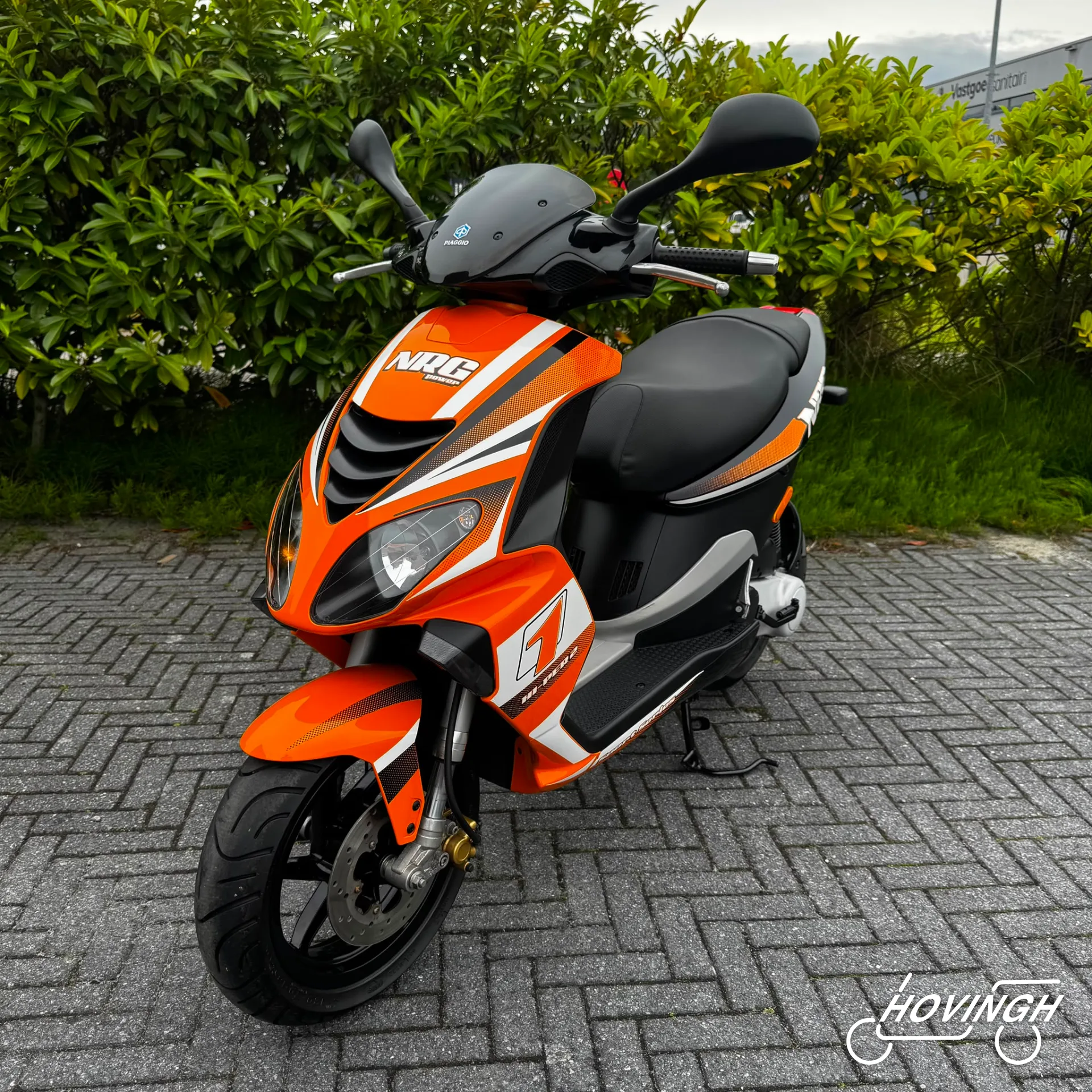 Piaggio NRG POWER 2013 oranje met witte en zwarte accenten — voorkant geel kenteken te koop bij Hovingh Scooters Groningen