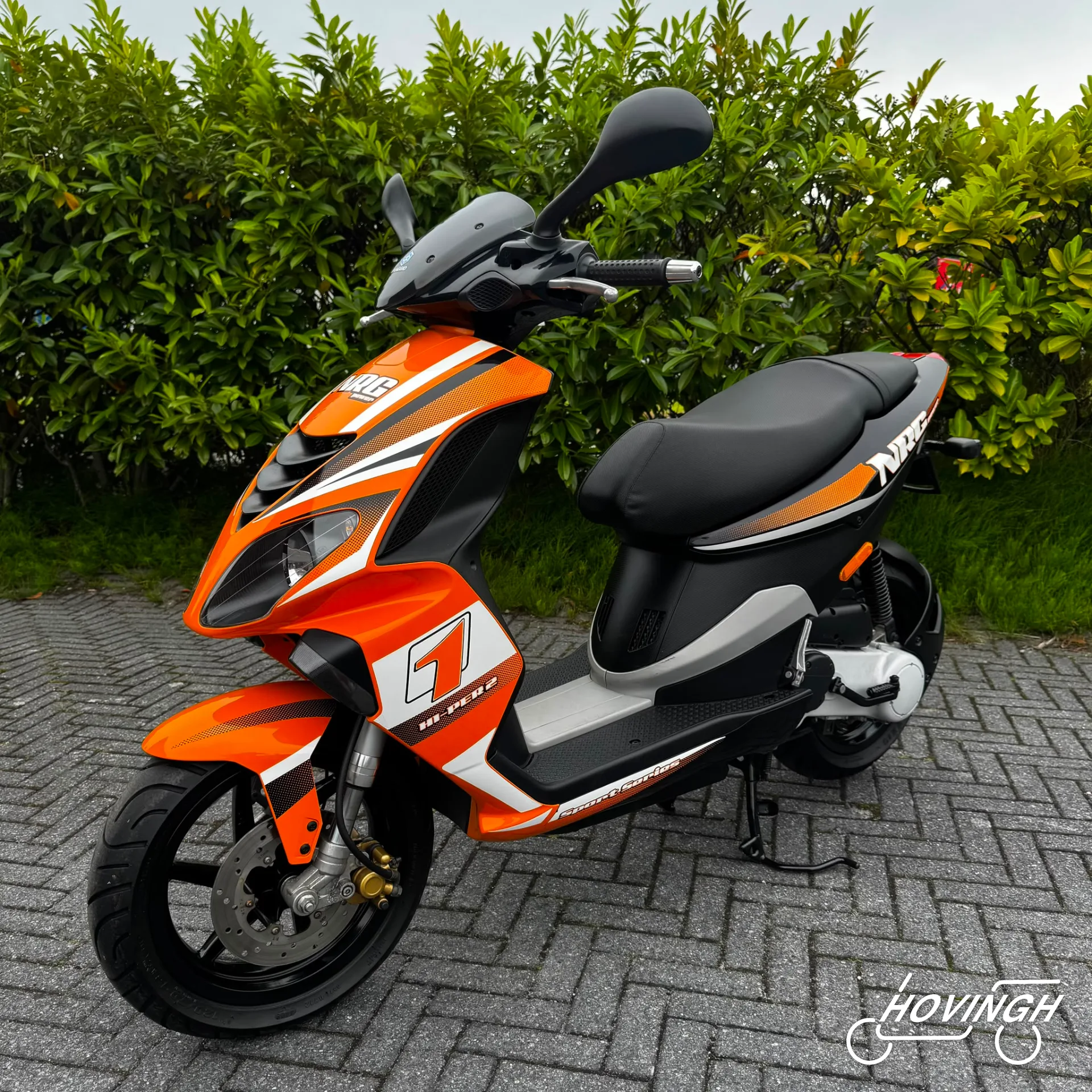 Piaggio NRG POWER 2013 oranje met witte en zwarte accenten linkerzijkant