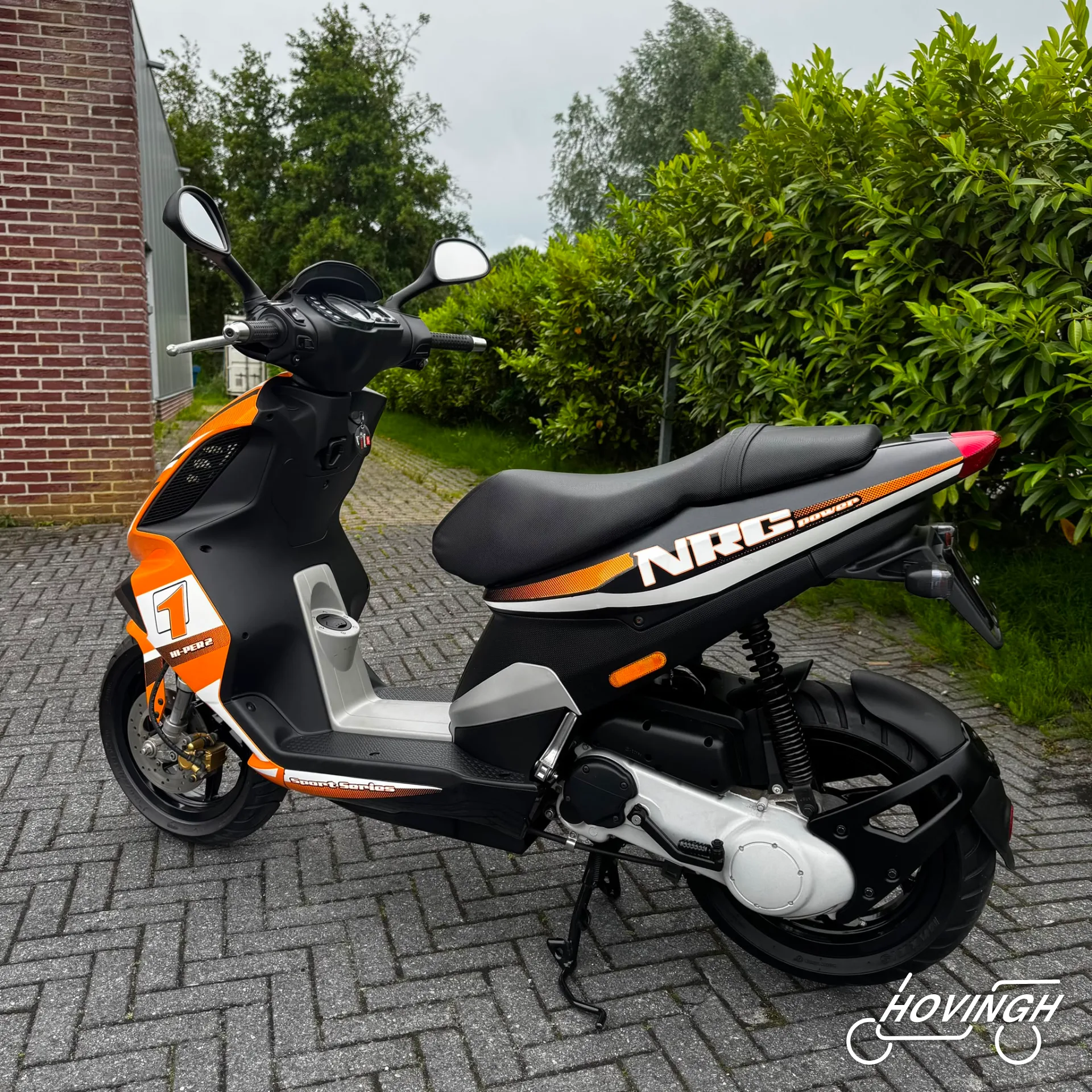 Piaggio NRG POWER 2013 oranje met witte en zwarte accenten schuine achterkant links