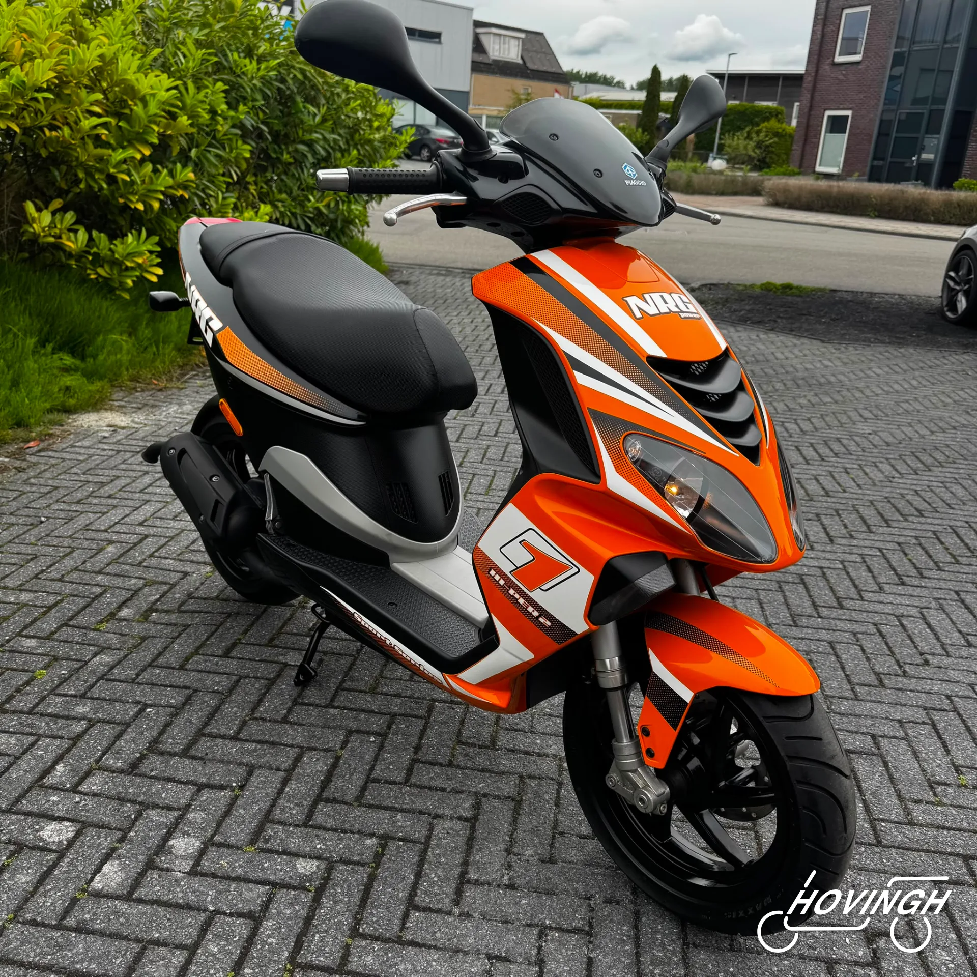 Piaggio NRG POWER 2013 oranje met witte en zwarte accenten schuine voorkant rechts geel kenteken