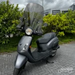 Sym Fiddle2 2018 mat grijs — voorkant geel kenteken te koop bij Hovingh Scooters Groningen