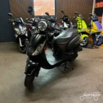 Sym Fiddle2 2021 zwart — voorkant geel kenteken te koop bij Hovingh Scooters Groningen