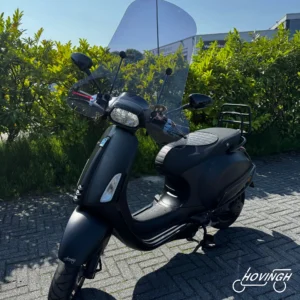 Vespa Sprint Notte 2018 mat zwart — voorkant geel kenteken te koop bij Hovingh Scooters Groningen