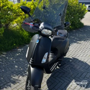 Vespa Sprint Notte 2018 mat zwart schuine voorkant links geel kenteken