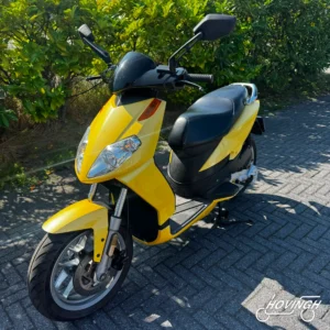 Aprilia Sportcity 4T 2010 geel — voorkant geel kenteken te koop bij Hovingh Scooters Groningen