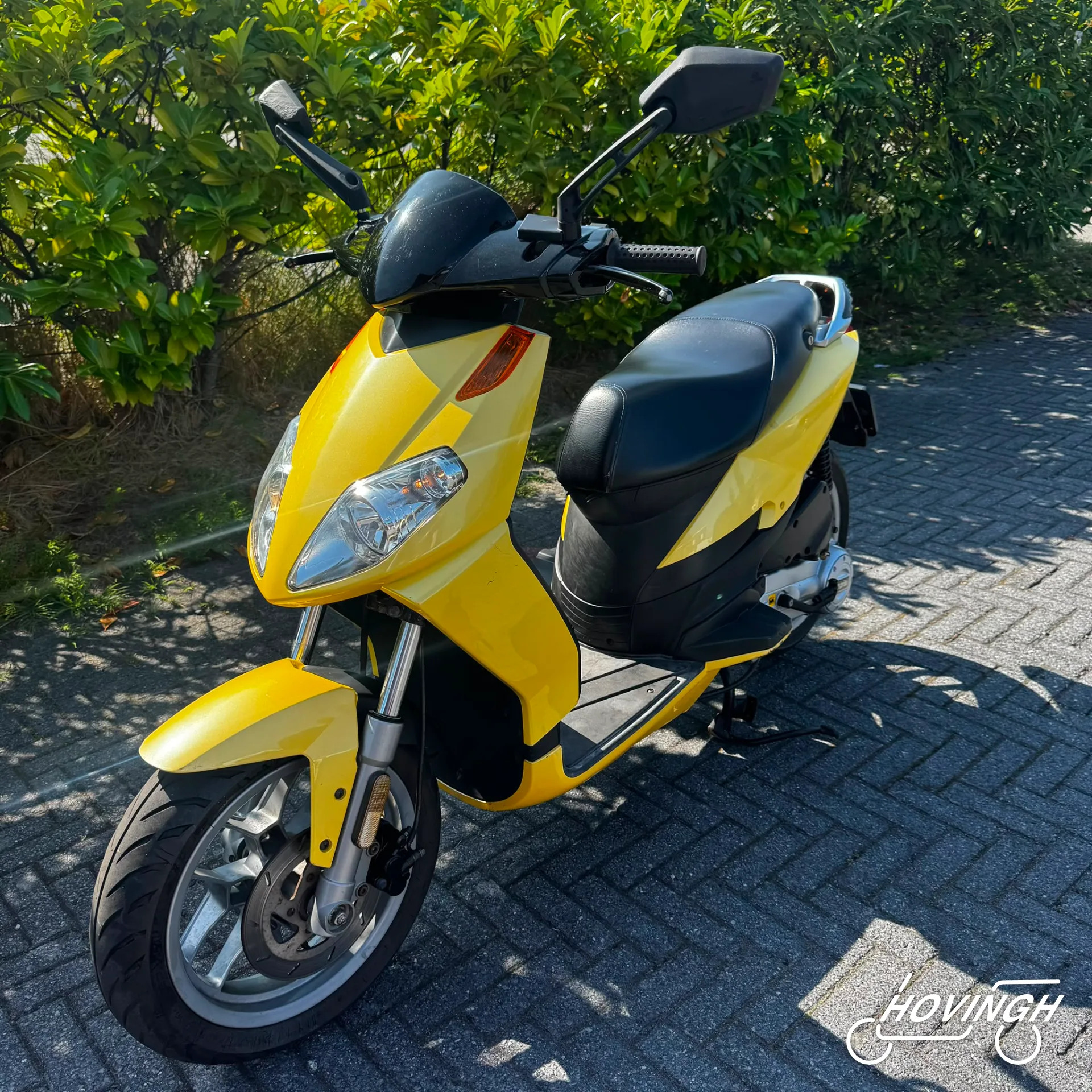 Aprilia Sportcity 4T 2010 geel — voorkant geel kenteken te koop bij Hovingh Scooters Groningen