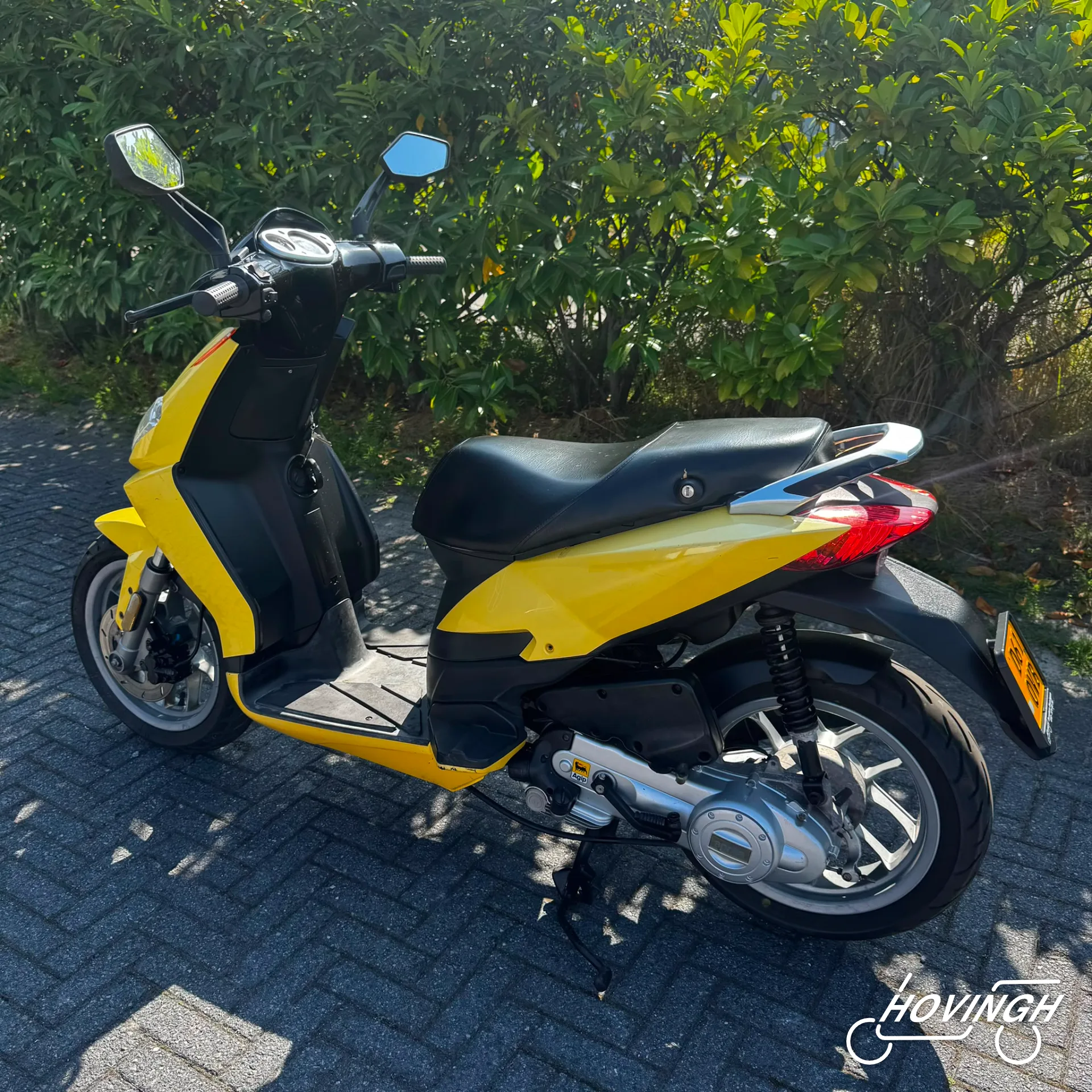 Aprilia Sportcity 4T 2010 geel schuine achterkant links