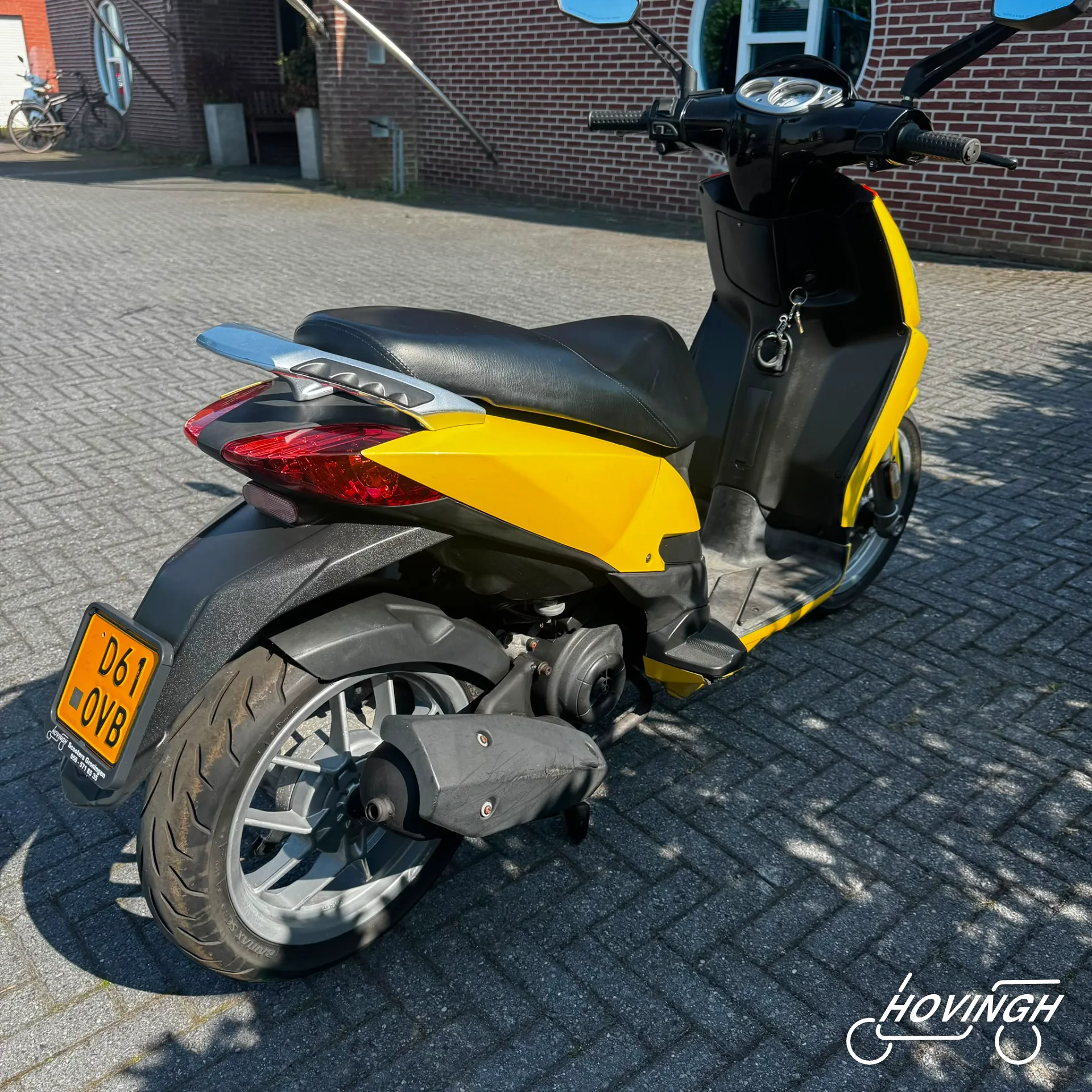 Aprilia Sportcity 4T 2010 geel schuine achterkant rechts