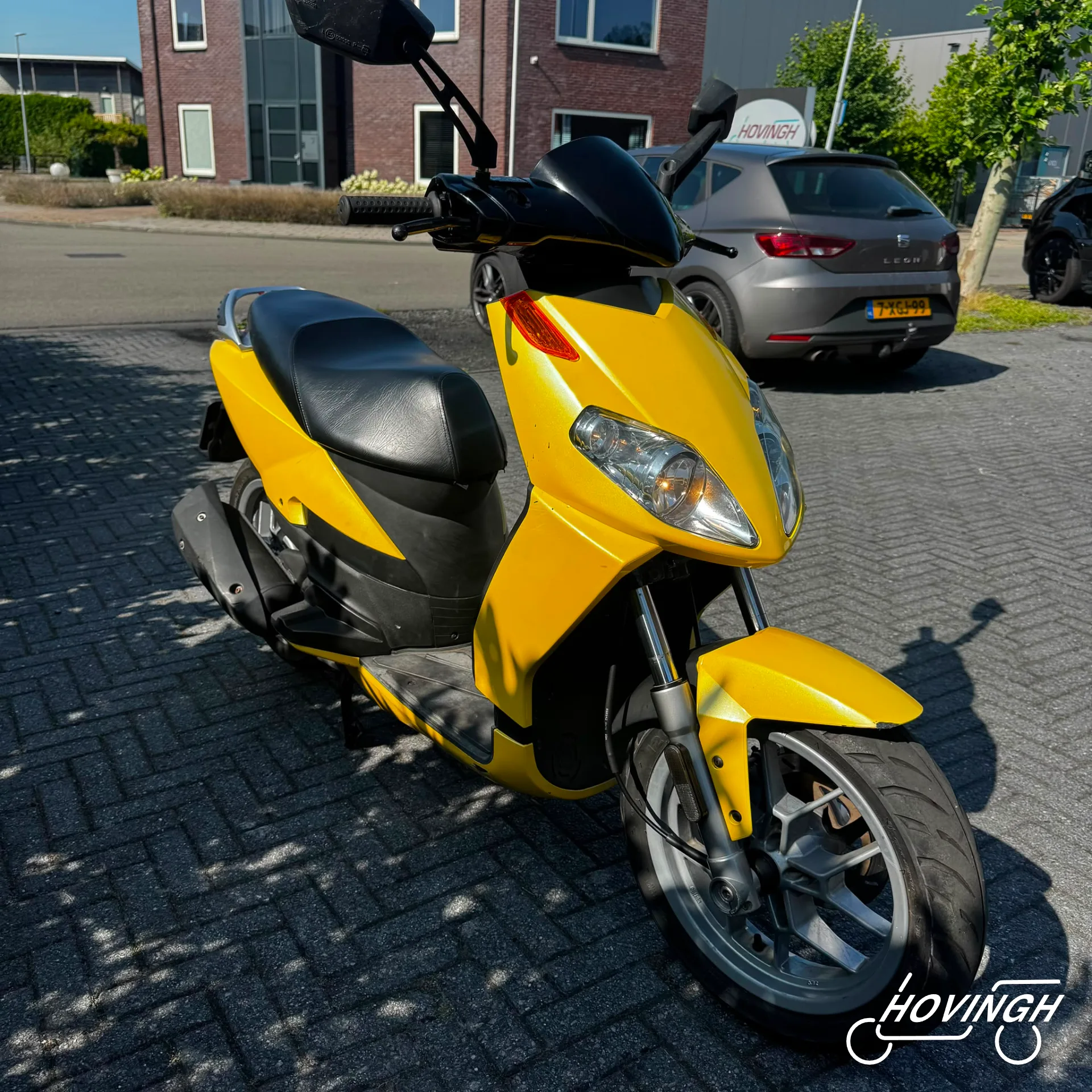 Aprilia Sportcity 4T 2010 geel schuine voorkant rechts geel kenteken