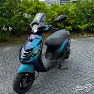 Piaggio Zip 4T 2020 metallic blauw met paars (mix) — voorkant geel kenteken te koop bij Hovingh Scooters Groningen