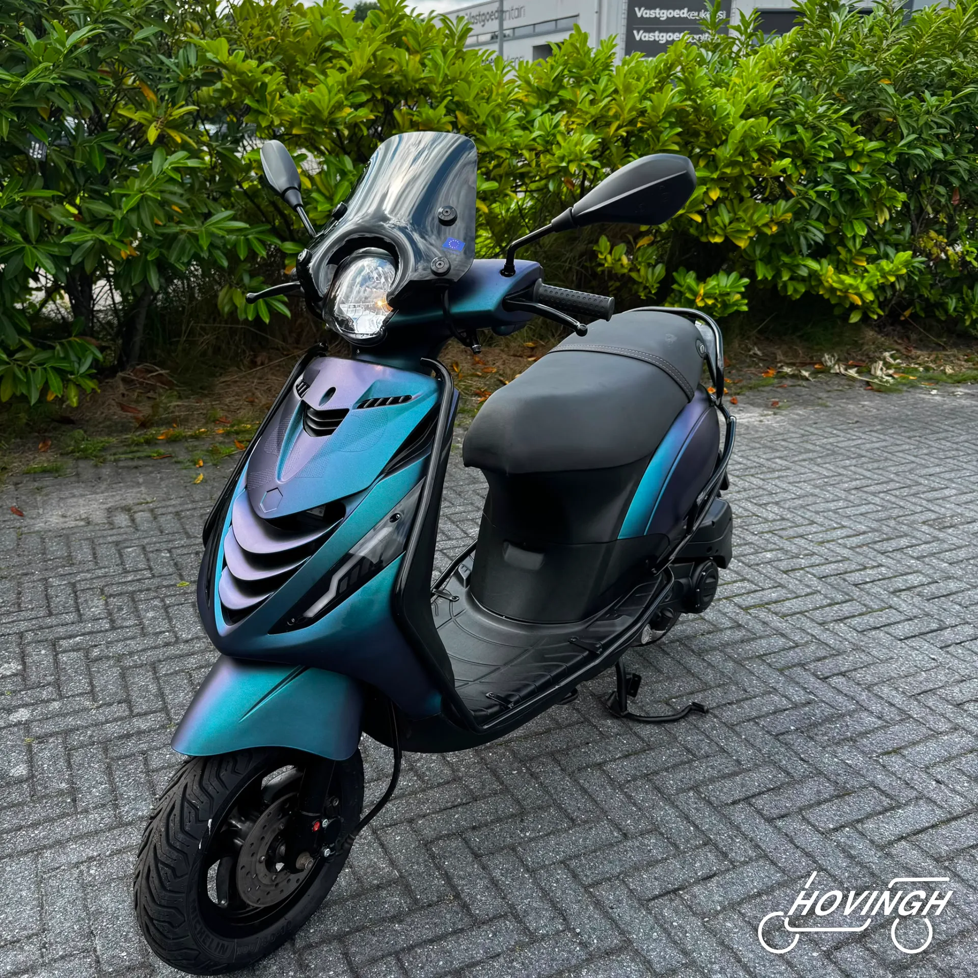 Piaggio Zip 4T 2020 metallic blauw met paars (mix) — voorkant geel kenteken te koop bij Hovingh Scooters Groningen