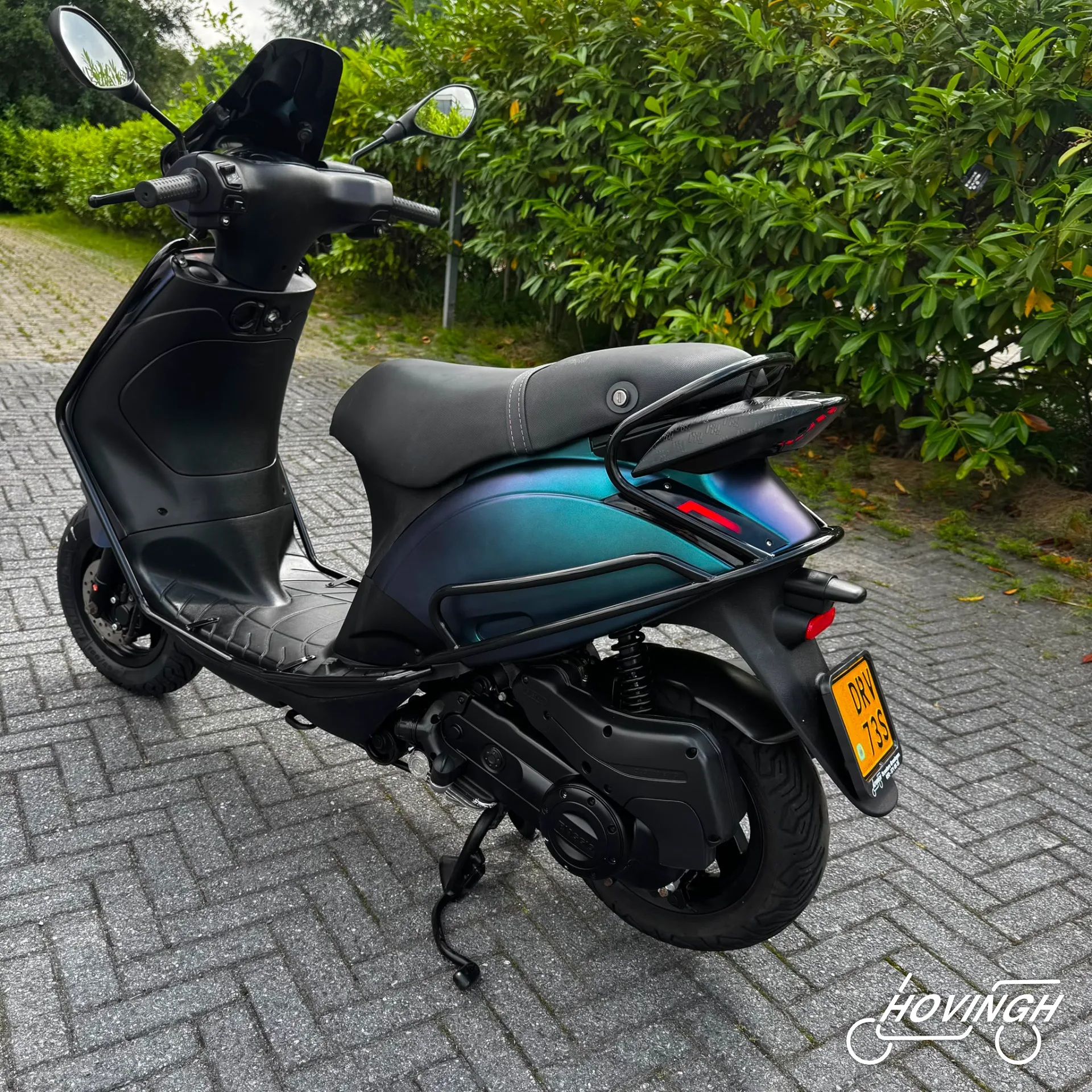 Piaggio Zip 4T 2020 metallic blauw met paars (mix) schuine achterkant links