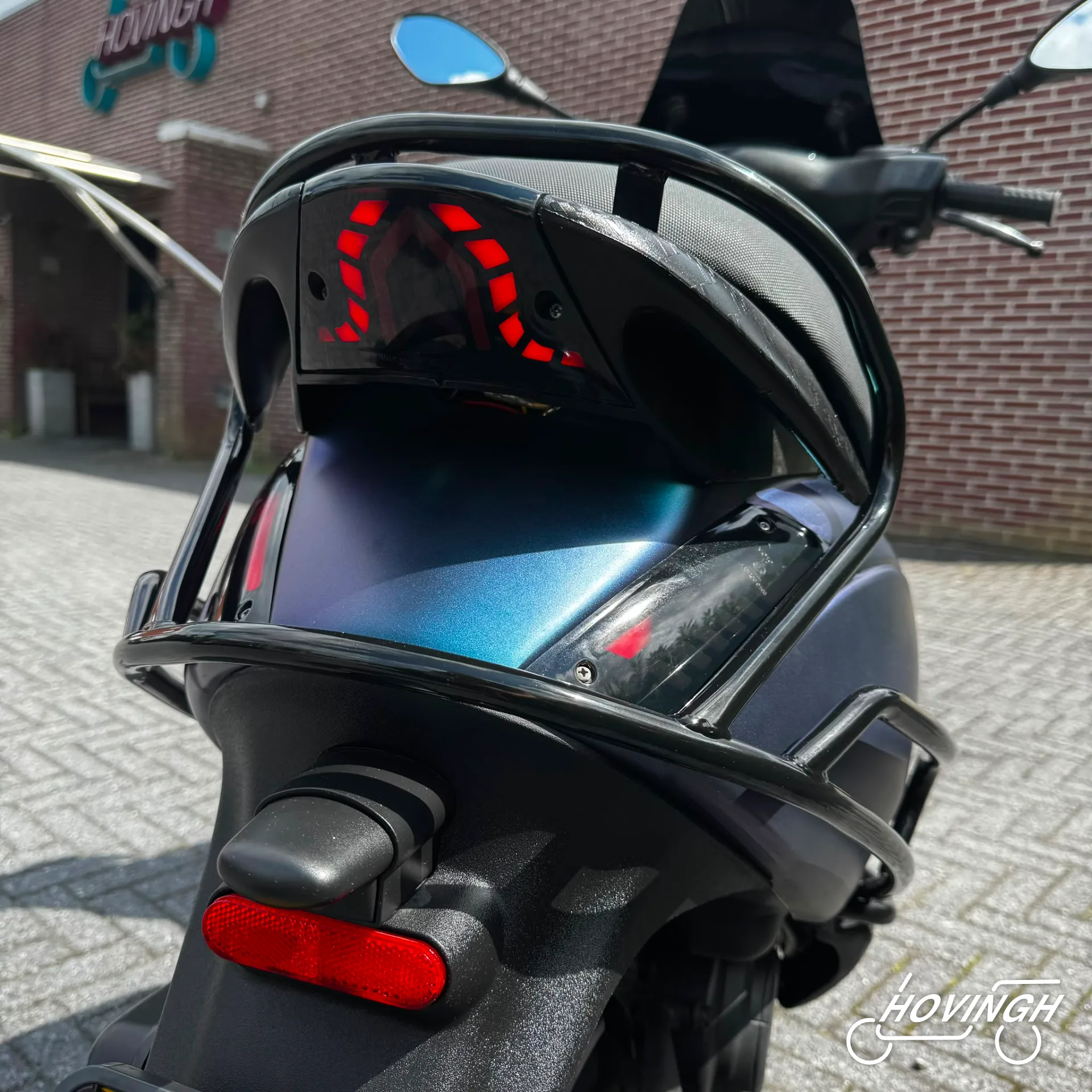 Piaggio Zip 4T 2020 metallic blauw met paars (mix) detail