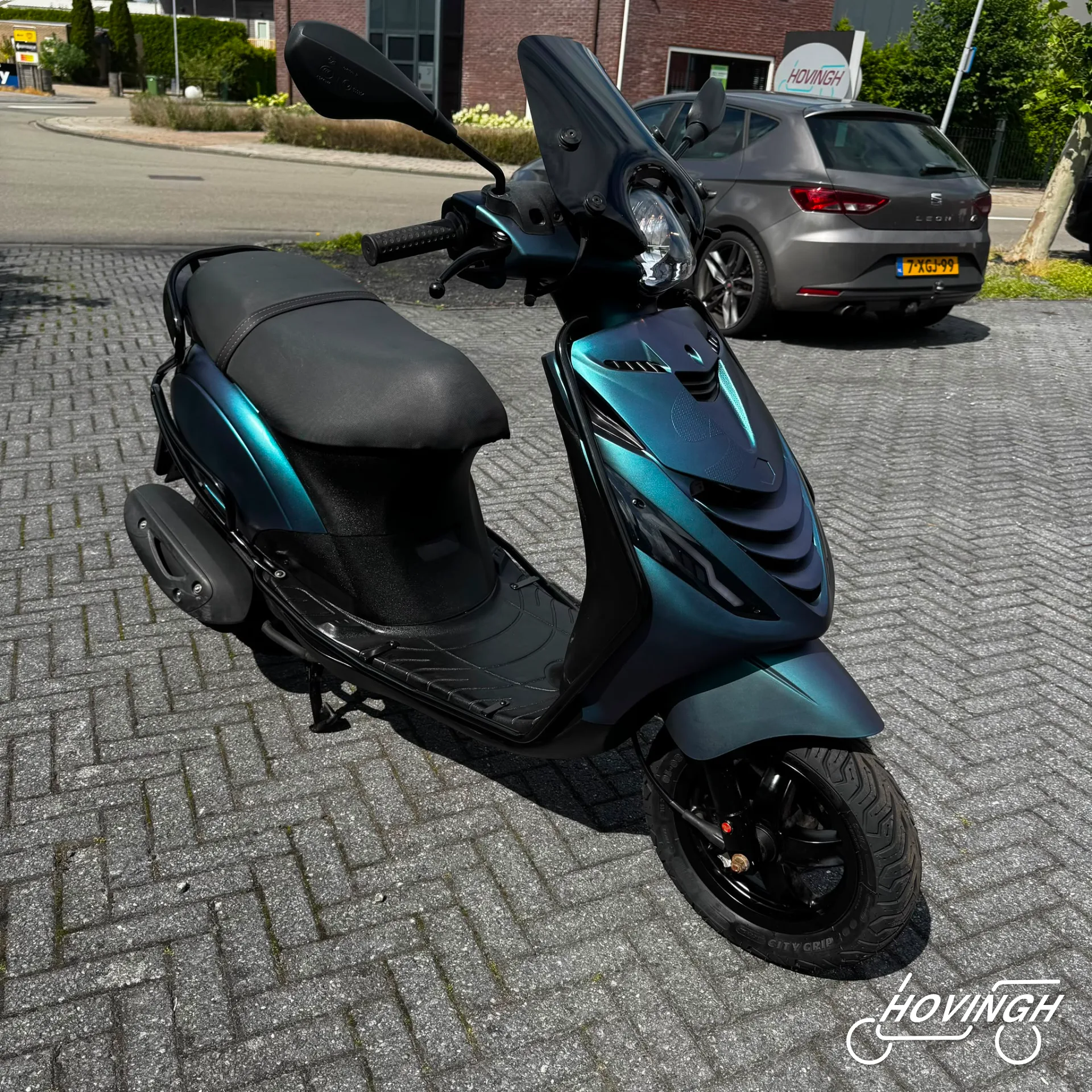 Piaggio Zip 4T 2020 metallic blauw met paars (mix) schuine voorkant rechts geel kenteken