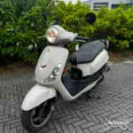Sym Fiddle 2 2018 grijs / creme — voorkant geel kenteken te koop bij Hovingh Scooters Groningen