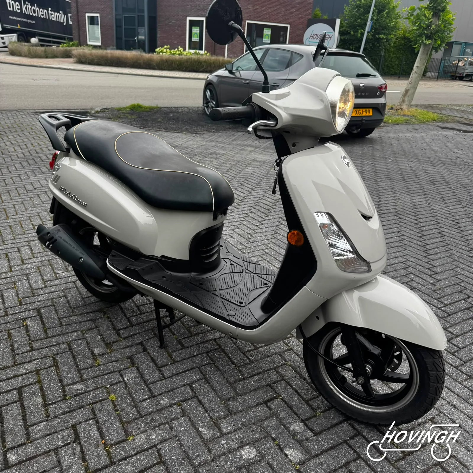 Sym Fiddle 2 2018 grijs / creme schuine voorkant rechts geel kenteken