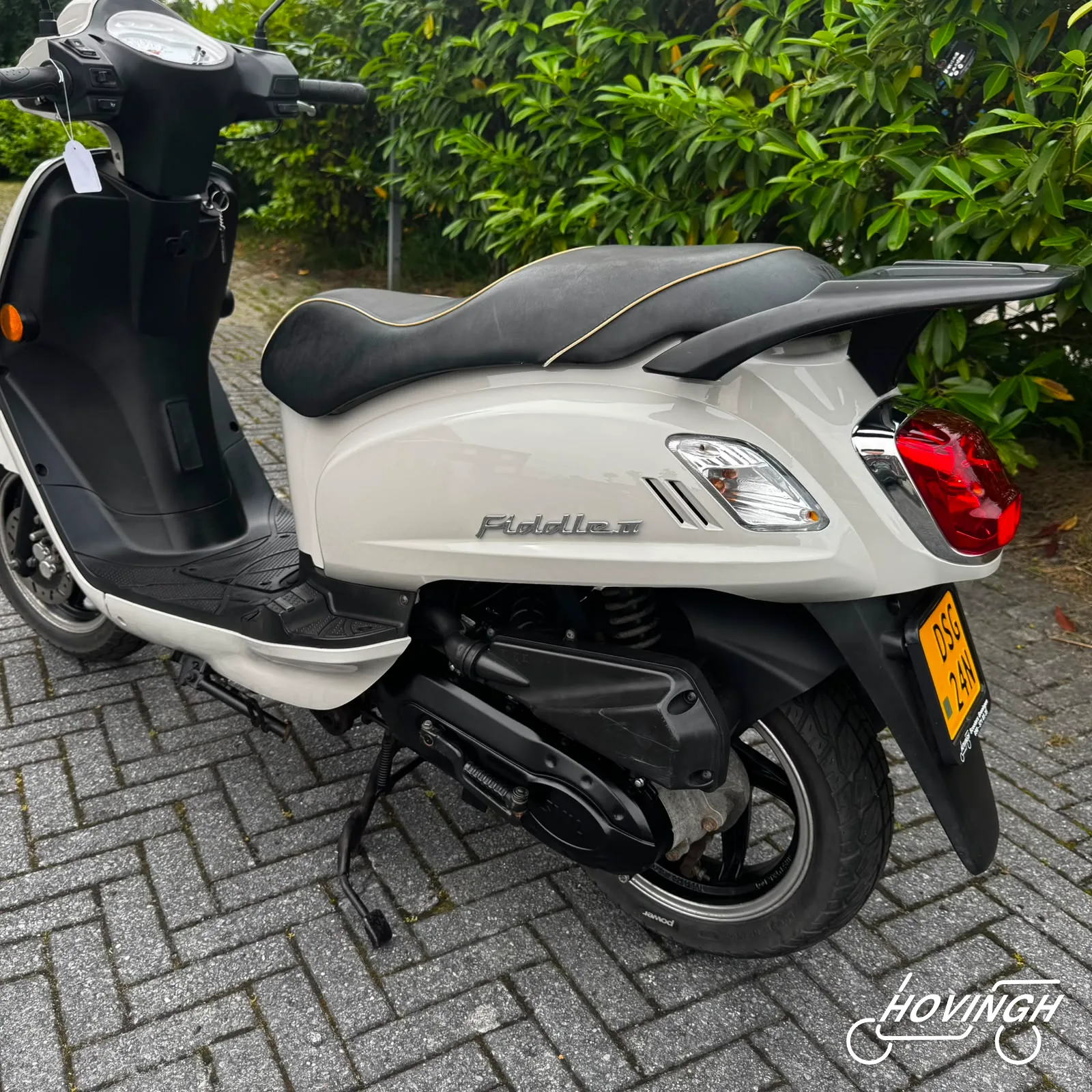 Sym Fiddle 2 2018 grijs / creme schuine achterkant links