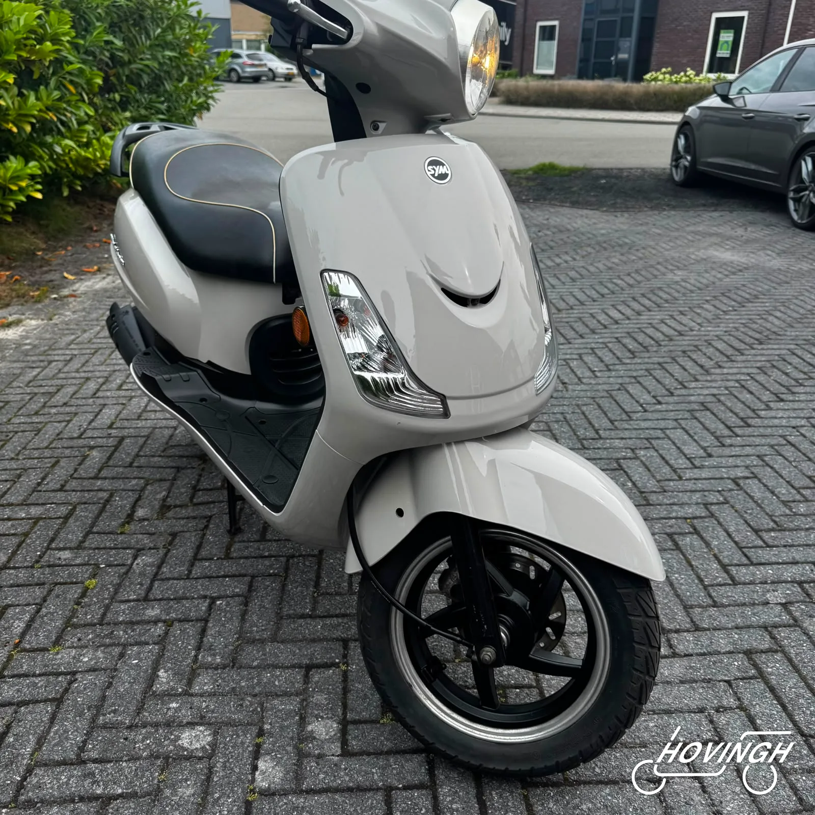 Sym Fiddle 2 2018 grijs / creme schuine voorkant rechts geel kenteken (2)