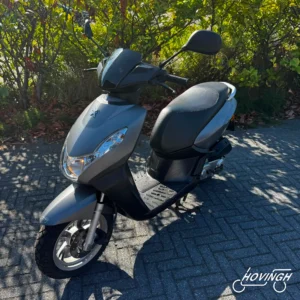 Peugeot Kisbee 2014 grijs — voorkant geel kenteken te koop bij Hovingh Scooters Groningen